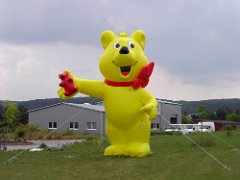 Aufblasbare Dekoration Bühnendeko Veranstaltungsdeko Werbedisplays Werbeartikel Messedeko Figur Werbefigur Maskottchen XXL Haribo Goldbär