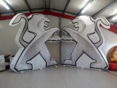 Aufblasbare Produktnachbildung Figur Peugeot Löwe Werbedisplay Messedisplay Flasche Dose