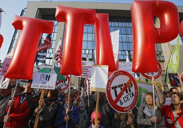 Aufblasbare Buchstaben TTIP